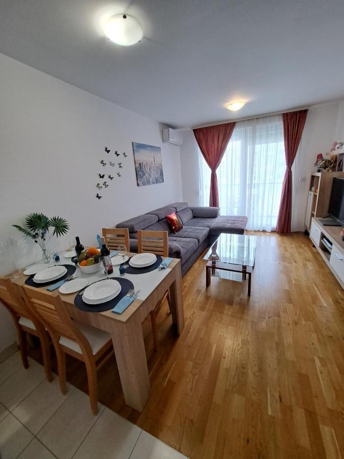 Mariposa, Apartment With Balcony, Private Parking In The Garage, Near The Biggest Shopping Center Mall Of Split Exteriér fotografie